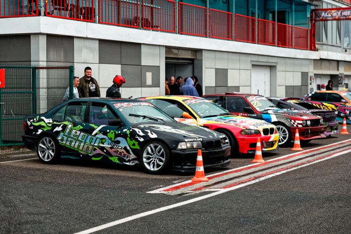 Гонка автомобилей на дрифт-фестивале скорости и драйва Drift Expo Track Mode 2025