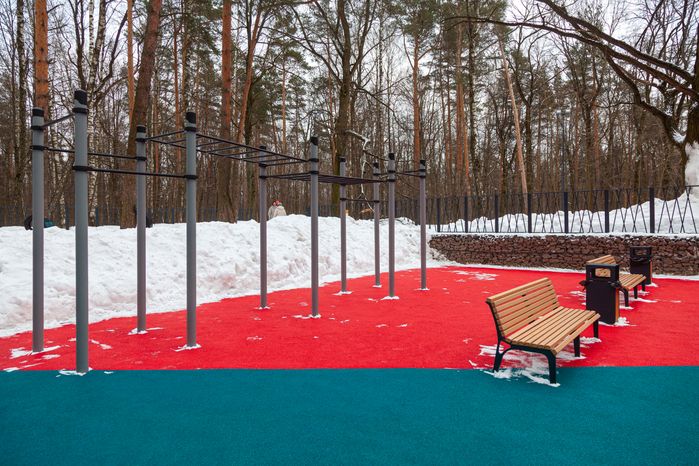 Спортивная площадка с зоной воркаута в Томилинском лесопарке зимой в городе Дзержинский округа Люберцы
