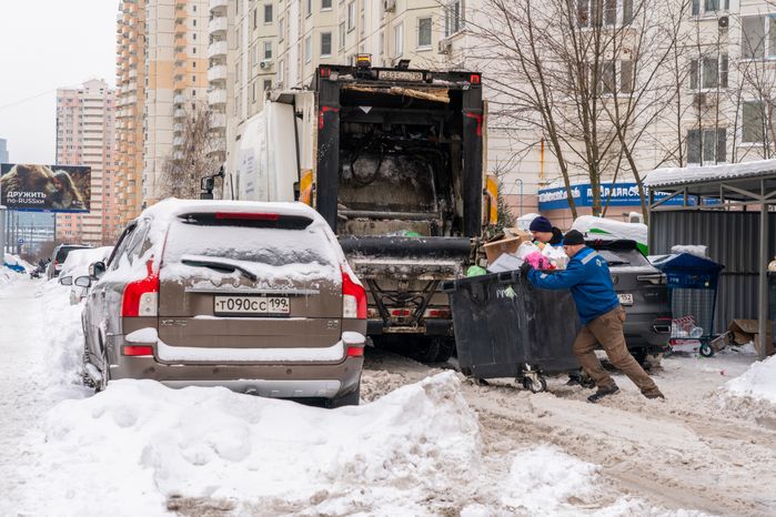 Работа мусоровозов зимой в Красногорске