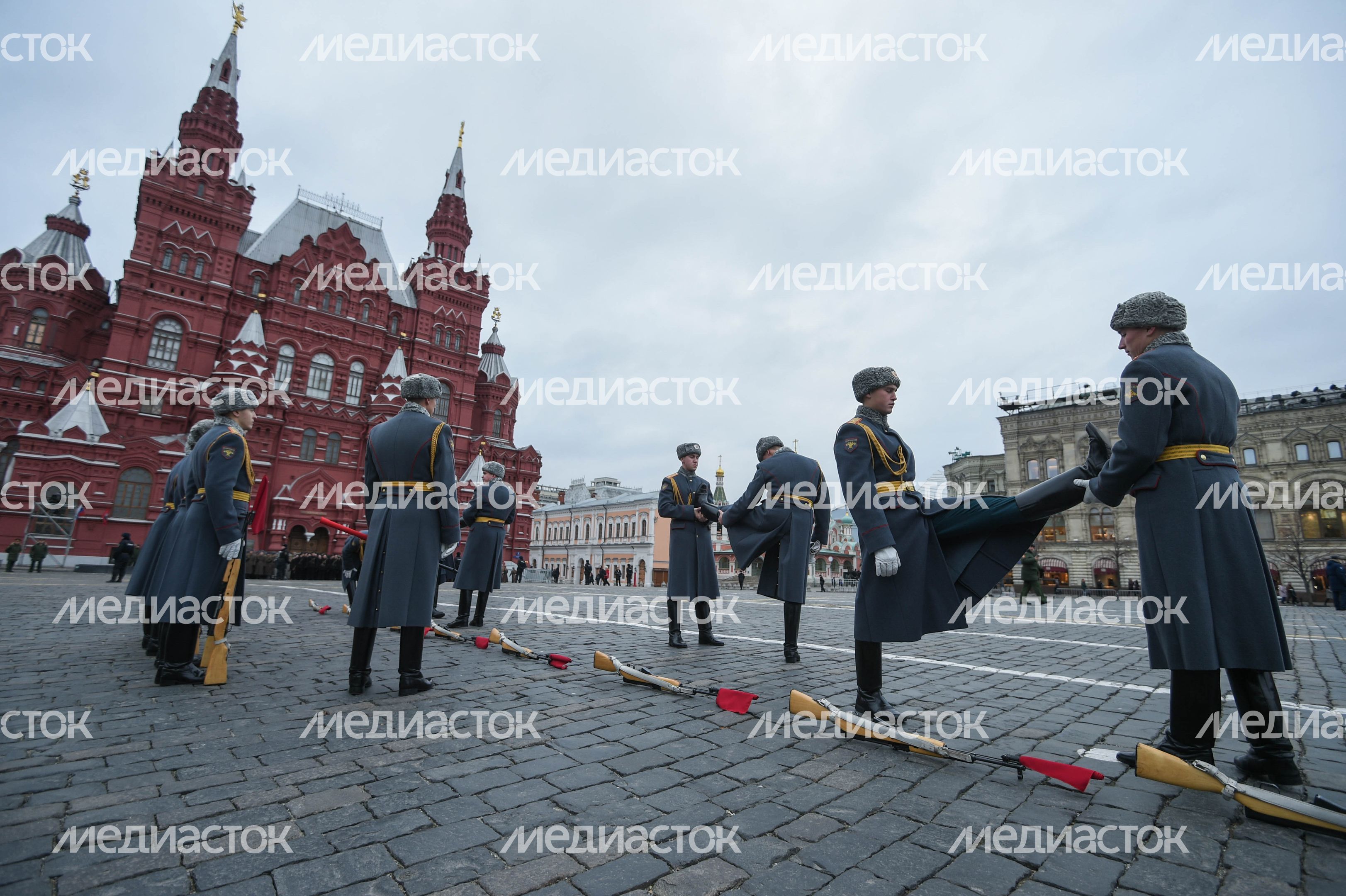 Торжественный марш в честь парада 1941 года на Красной площади в Москве