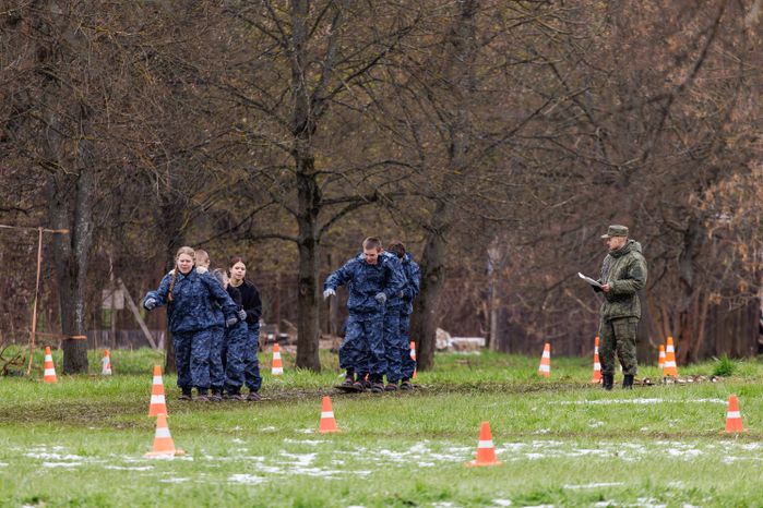 Военно-патриотическая игра «Юнармия, вперед!», посвященная Дню Победы, в Горках Ленинских