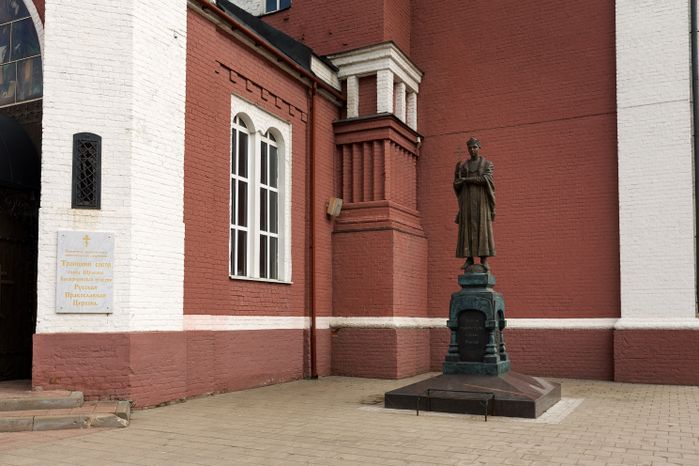 Памятник святому страстотерпцу царевичу Алексию у собора Троицы Живоначальной в Щелково