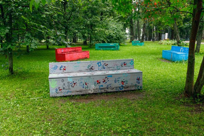 Лавочки в городском парке культуры и отдыха Солнечногорска
