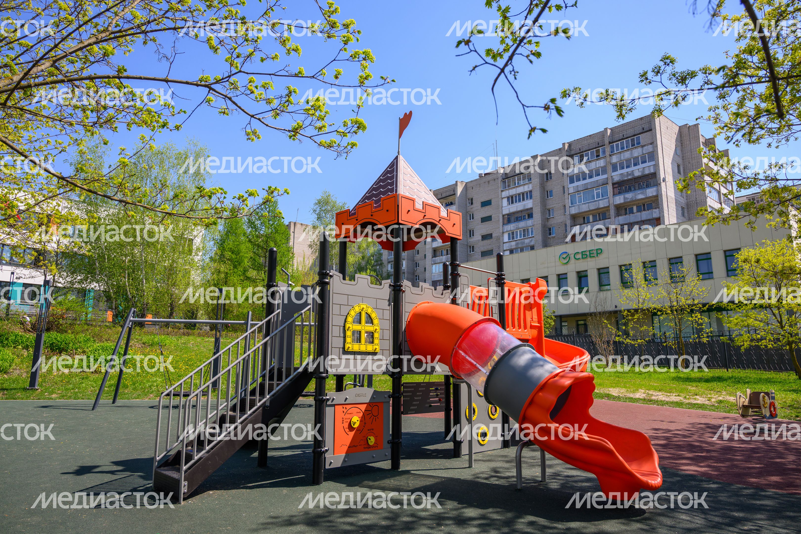 Детская площадка школы №2 в Серпухове после капитального ремонта (Школы современного образования на улице Луначарского) Детская площадка школы №2 в Серпухове после капитального ремонта (Школы современного образования на улице Луначарского)