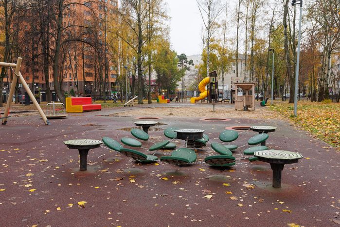 Детская площадка  в Центральном парке культуры и отдыха города Пушкино осенью
