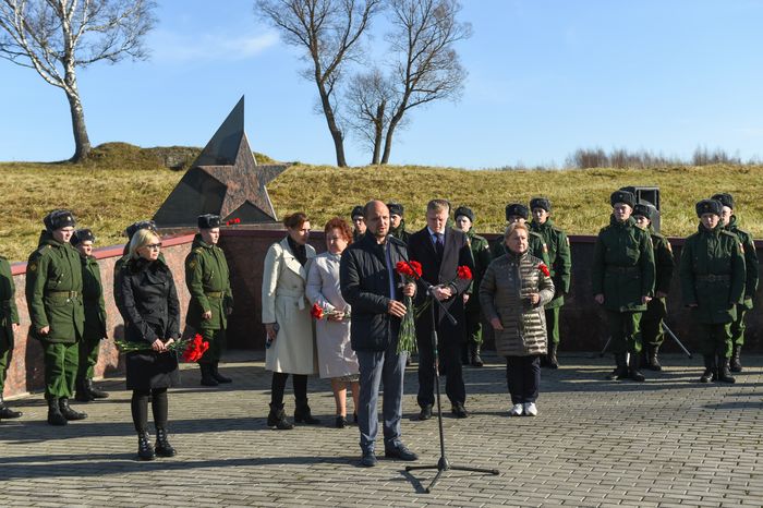 Открытие после реставрации воинского мемориала в деревне Ельня в Подмосковье