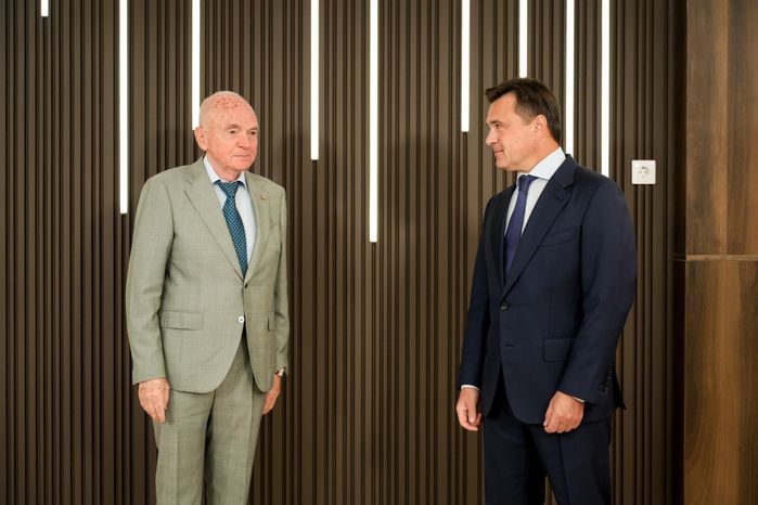 Андрей Воробьев вручил областные награды сотрудникам химкинской клиники "Медицина"