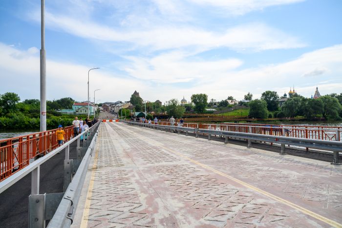 Наплавной разводной Бобреневский мост в Коломне через Москву-реку