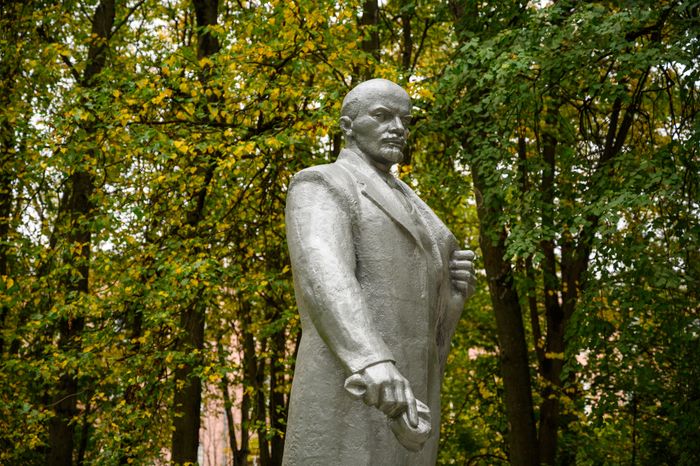 Памятник В.И. Ленину в сквере на улице Крупешина в Балашихе