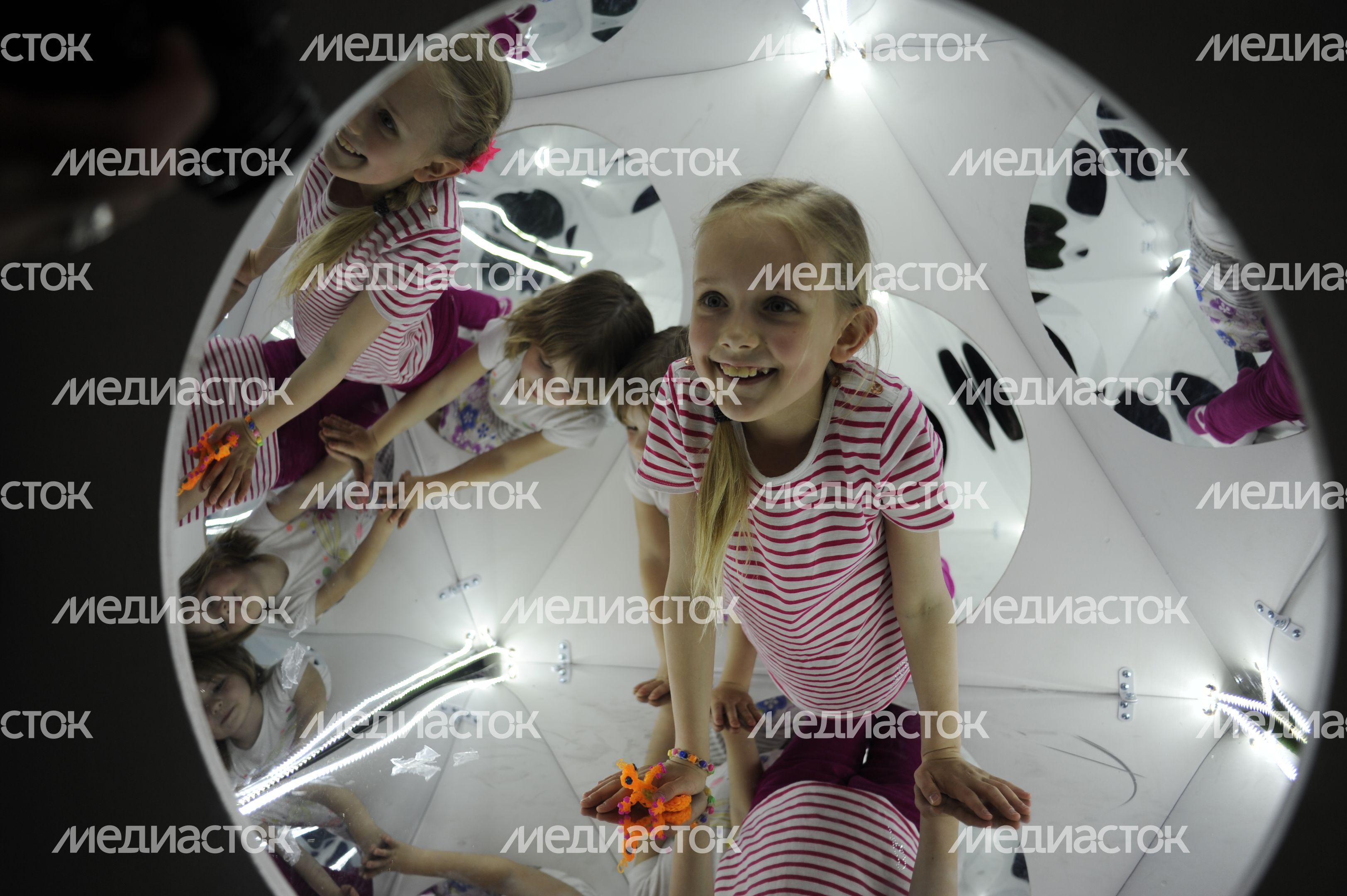 Выставка-иллюзия «Алиса в стране чудес»