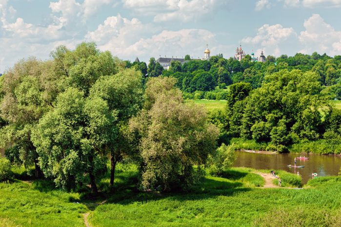 Массовый заплыв на 6 км по Москве-реке на сапах, каяках и байдарках в День России в Звенигороде Одинцовского округа