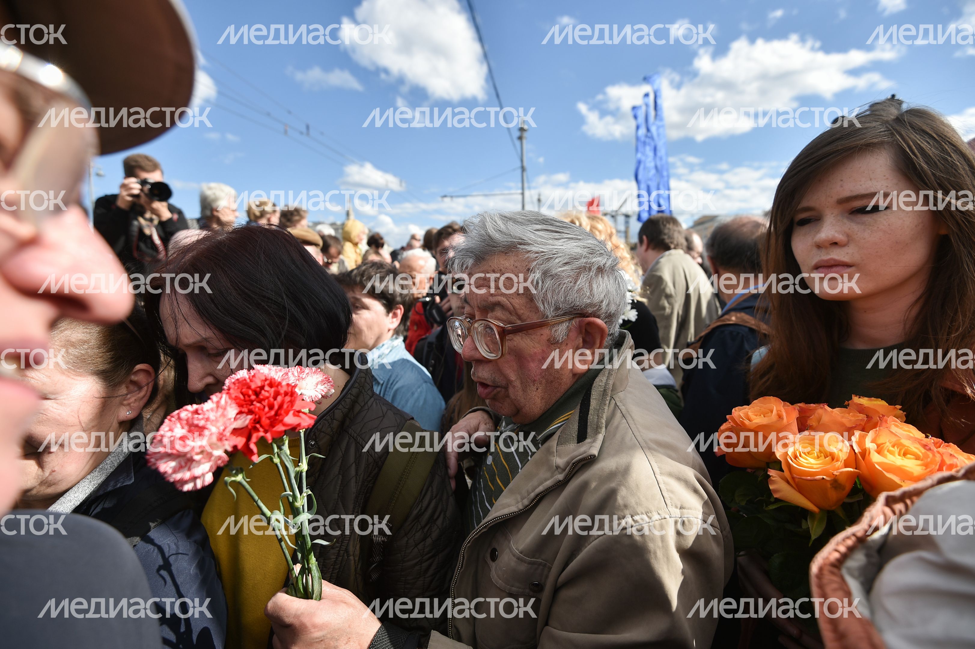 Возложение цветов к месту убийства Бориса Немцова в Москве Возложение цветов к месту убийства Бориса Немцова в Москве
