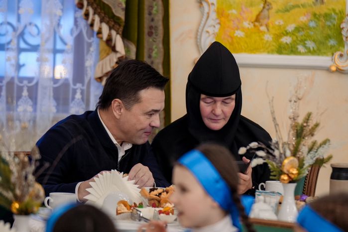 Андрей Воробьев поздравил с Новым годом воспитанниц детского приюта при Покровском монастыре