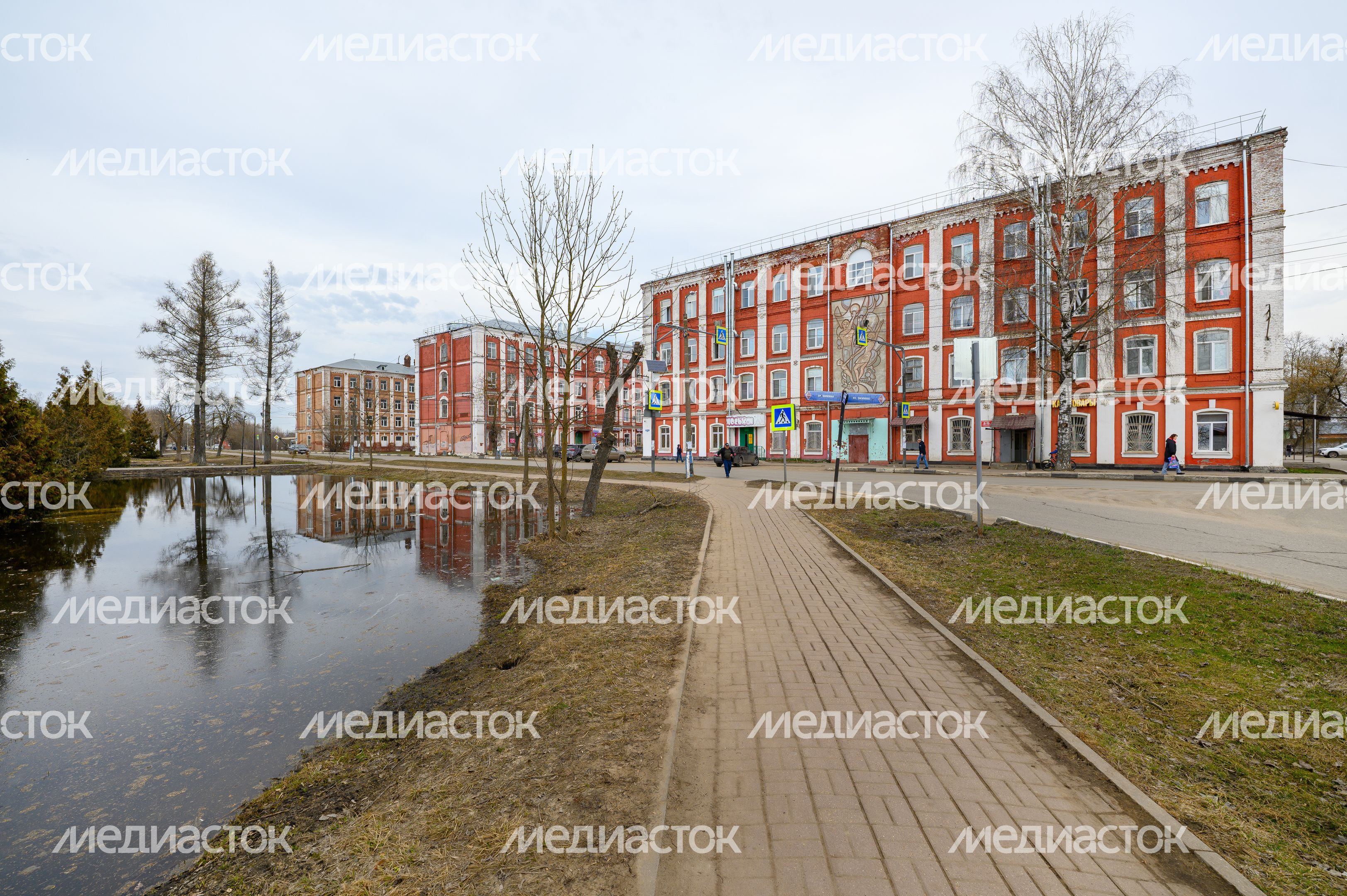 Рабочие казармы ткацкой фабрики Н. Зимина в городе Дрезна Орехово-Зуевского округа Рабочие казармы ткацкой фабрики Н. Зимина в городе Дрезна Орехово-Зуевского округа