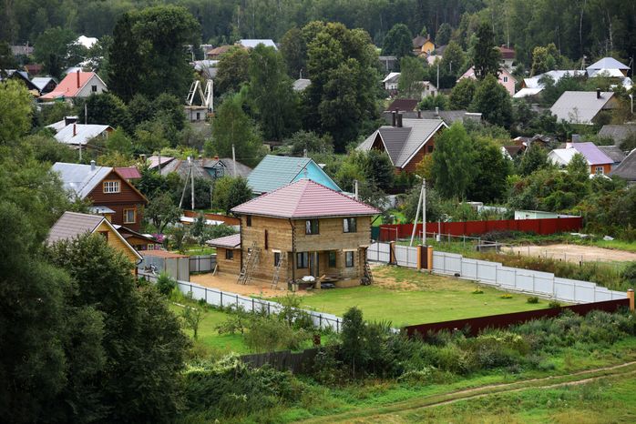 Вид на частные жилые дома в Рузе