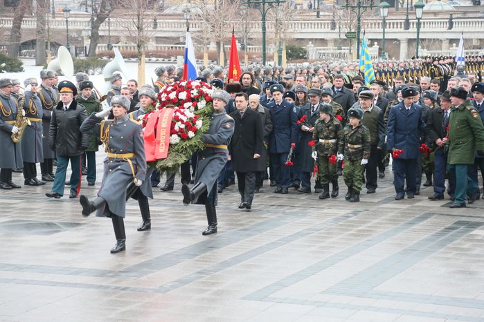 А. Воробьев возложил цветы к Могиле Неизвестного Солдата в День защитника Отечества