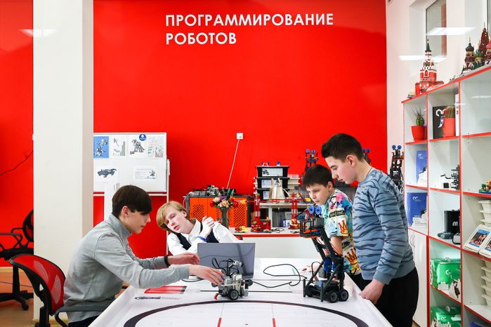 Губернатор поблагодарил учеников и педагогов гимназии им. Подольских курсантов