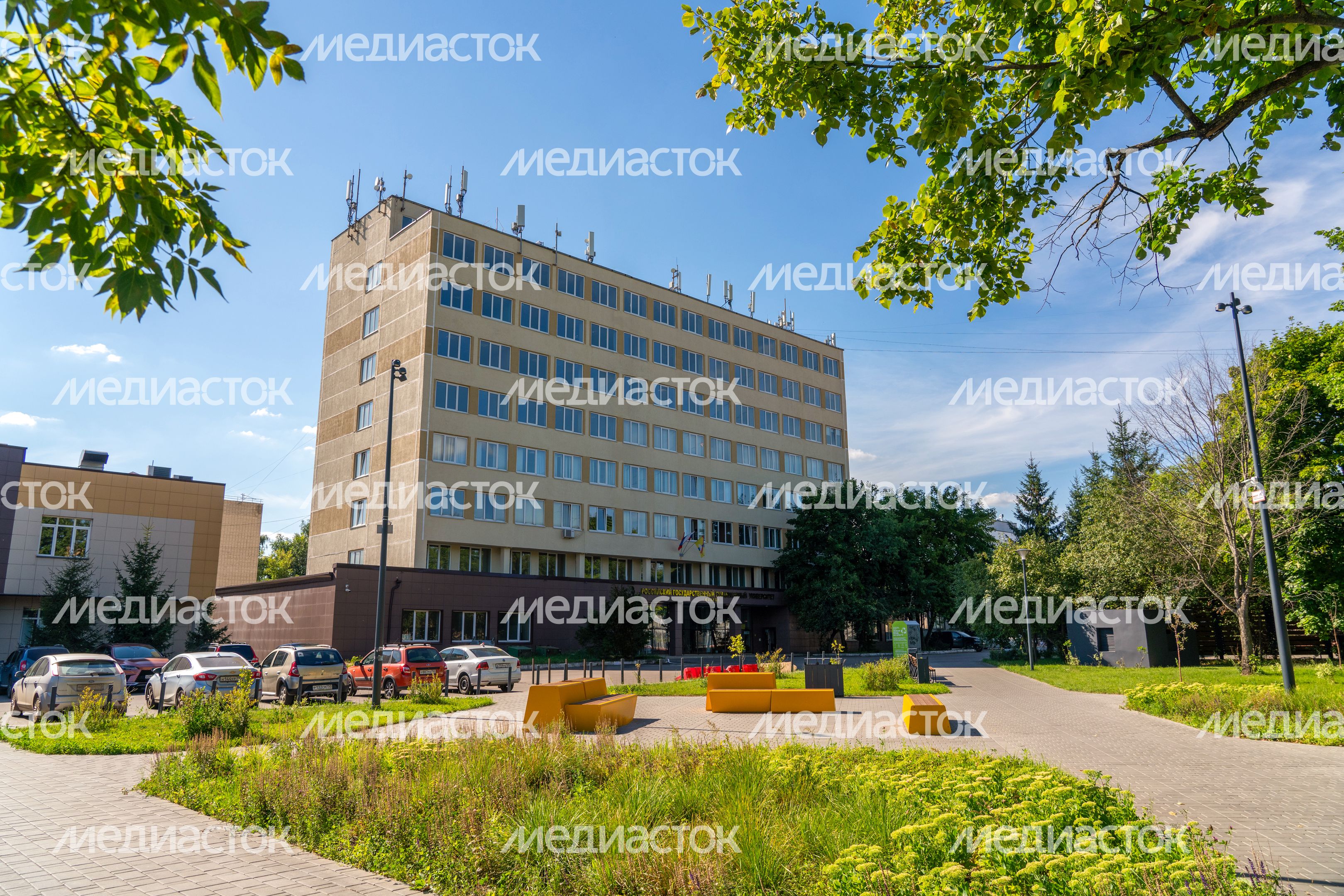 Студенческий сквер у здания РГГУ в Домодедово
