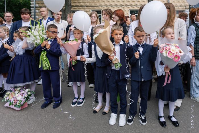 Первоклассники 1 сентября на линейке в школе