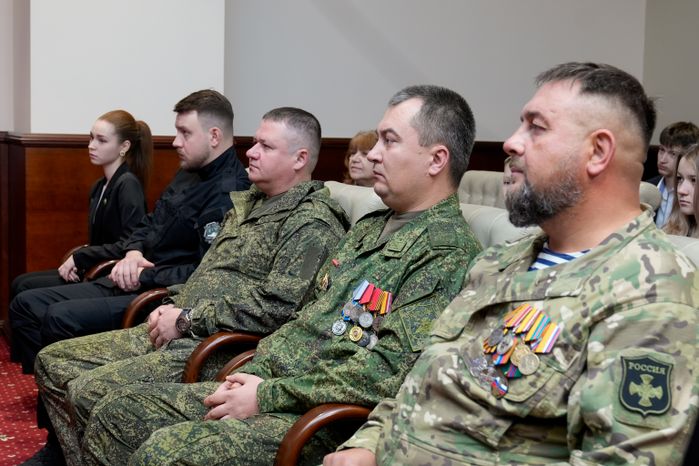 Андрей Воробьев вручил госнаграды бойцам БАРСа и бригады ГРОМ "Каскад"