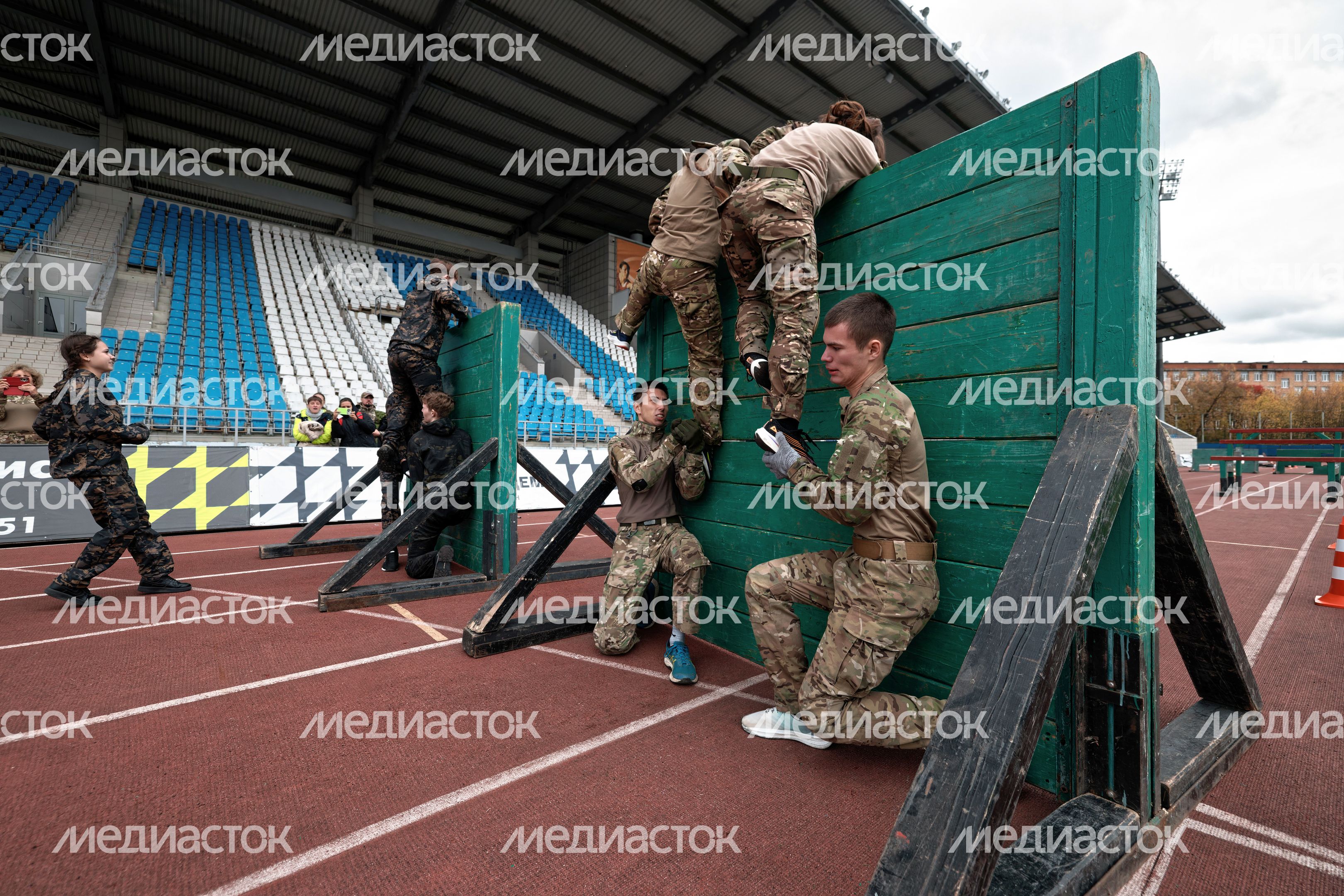 Слаженность в прохождении полосы препятствий показали школьники в военно-патриотической игре «Наследники Победы»