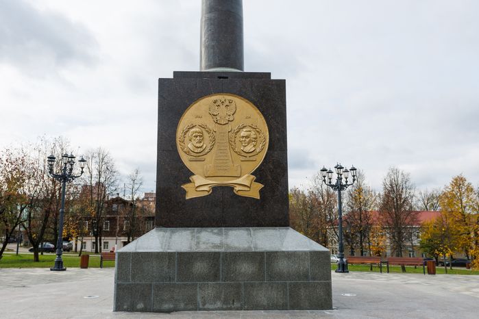 Памятник Екатерине II в сквере Бугрова в Ногинске осенью