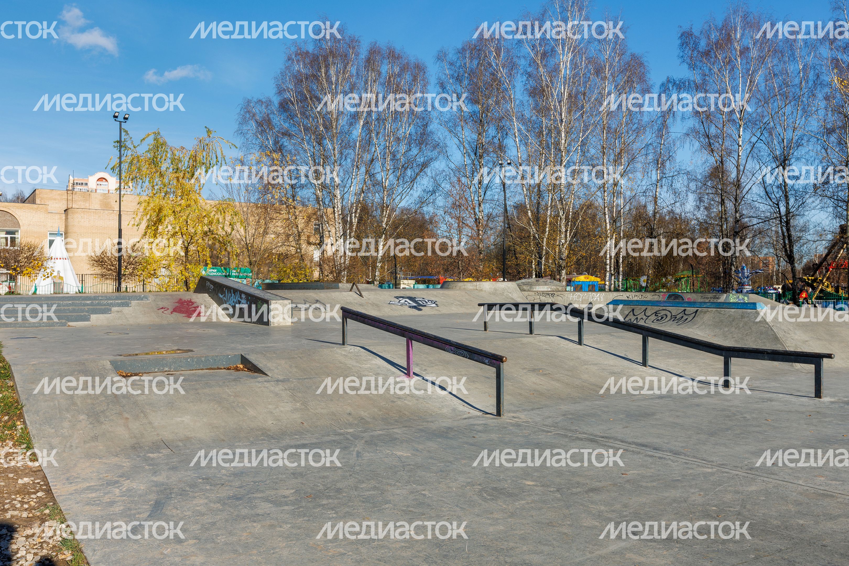 Скейт-парк в Городском парке культуры и отдыха Долгопрудного осенью Скейт-парк в Городском парке культуры и отдыха Долгопрудного осенью