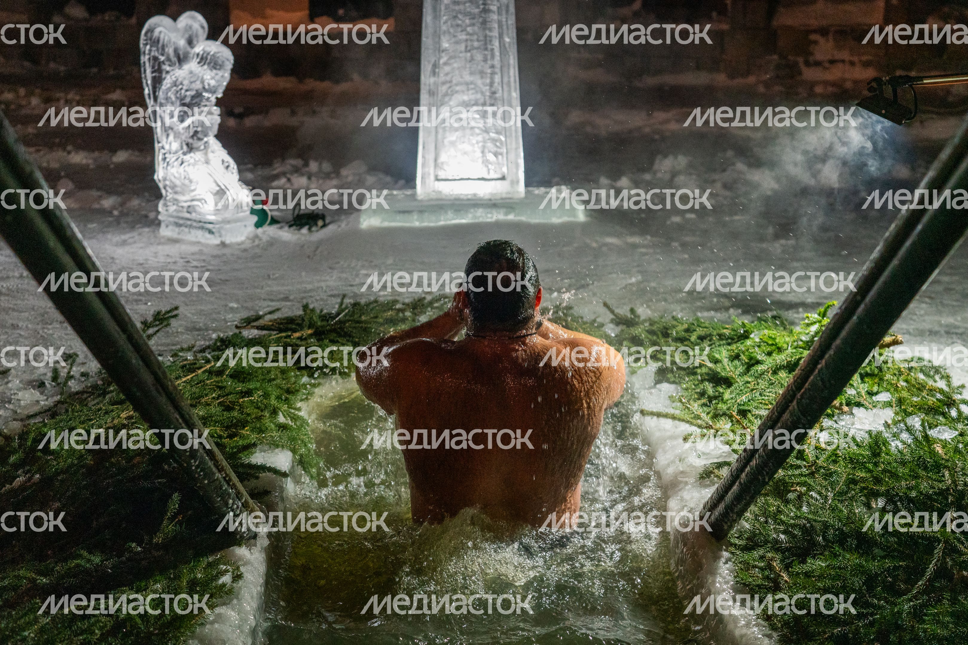 Крещенские купания в Михайло-Архангельском храме деревни Бушарино округа Звенигород Крещенские купания в Михайло-Архангельском храме деревни Бушарино округа Звенигород
