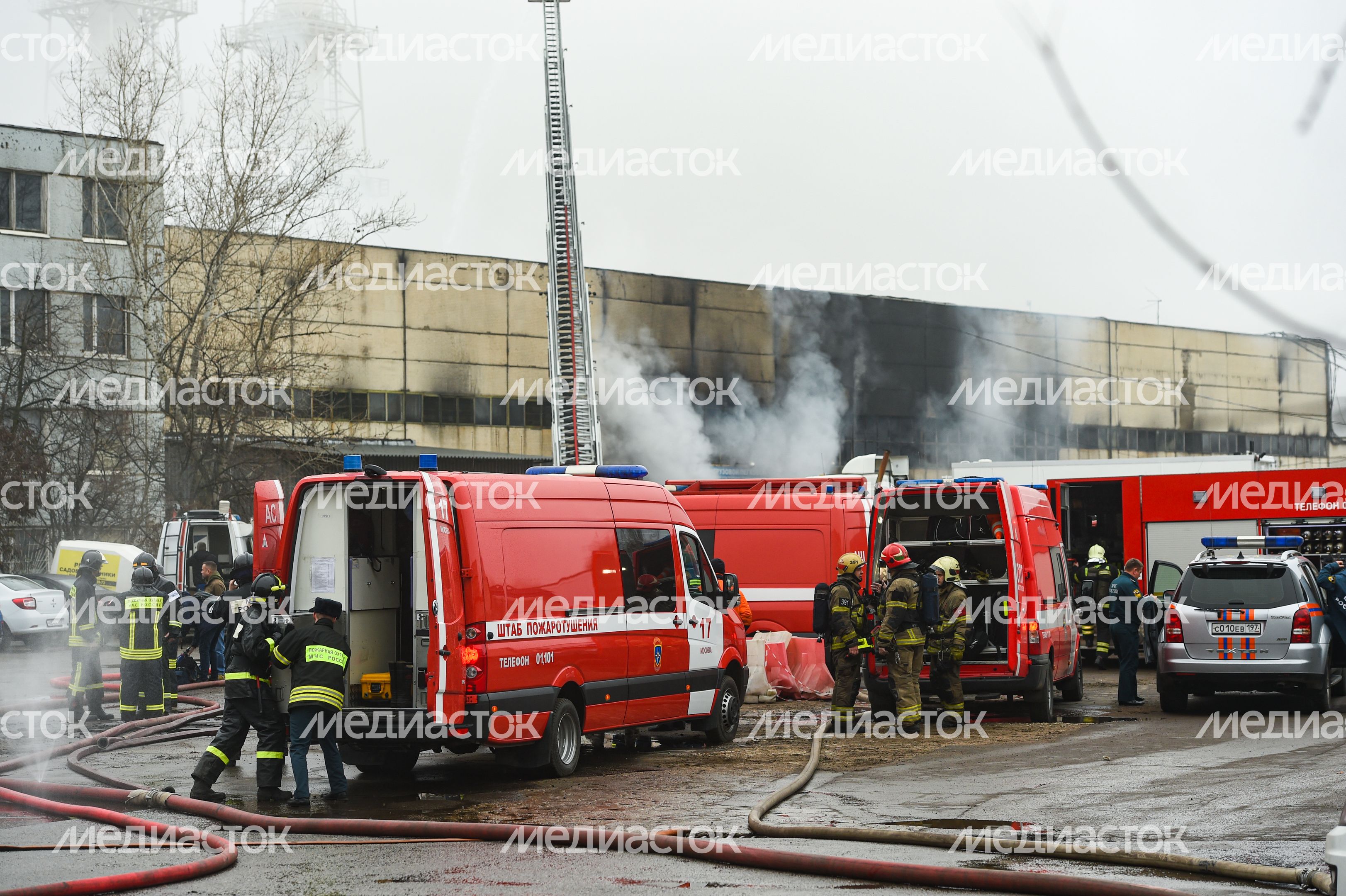 Пожар в складском помещении на улице Маршала Прошлякова в Москве