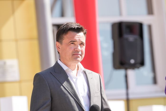 Андрей Воробьев поздравил школьников наро-фоминской СОШ №4 с последним звонком