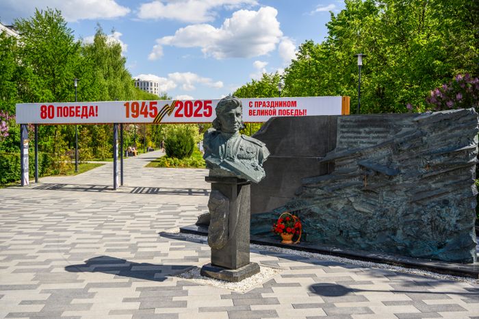 Памятник летчице Нине Распоповой в парке Ветеранов в Мытищах