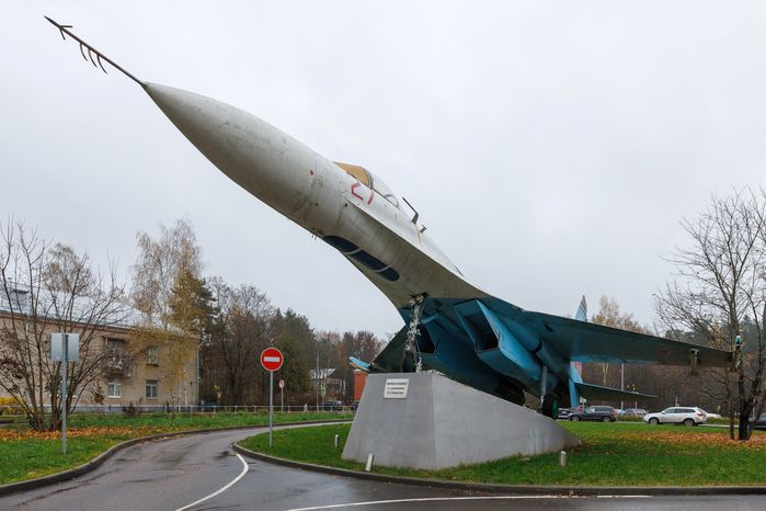 Памятник самолету-истребителю СУ-27 в Черноголовке осенью
