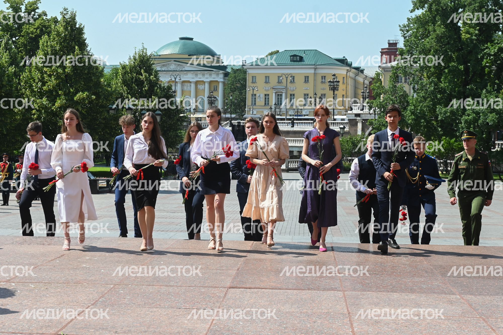 Возложение Губернатором Подмосковья цветов к Могиле Неизвестного Солдата в Александровском саду