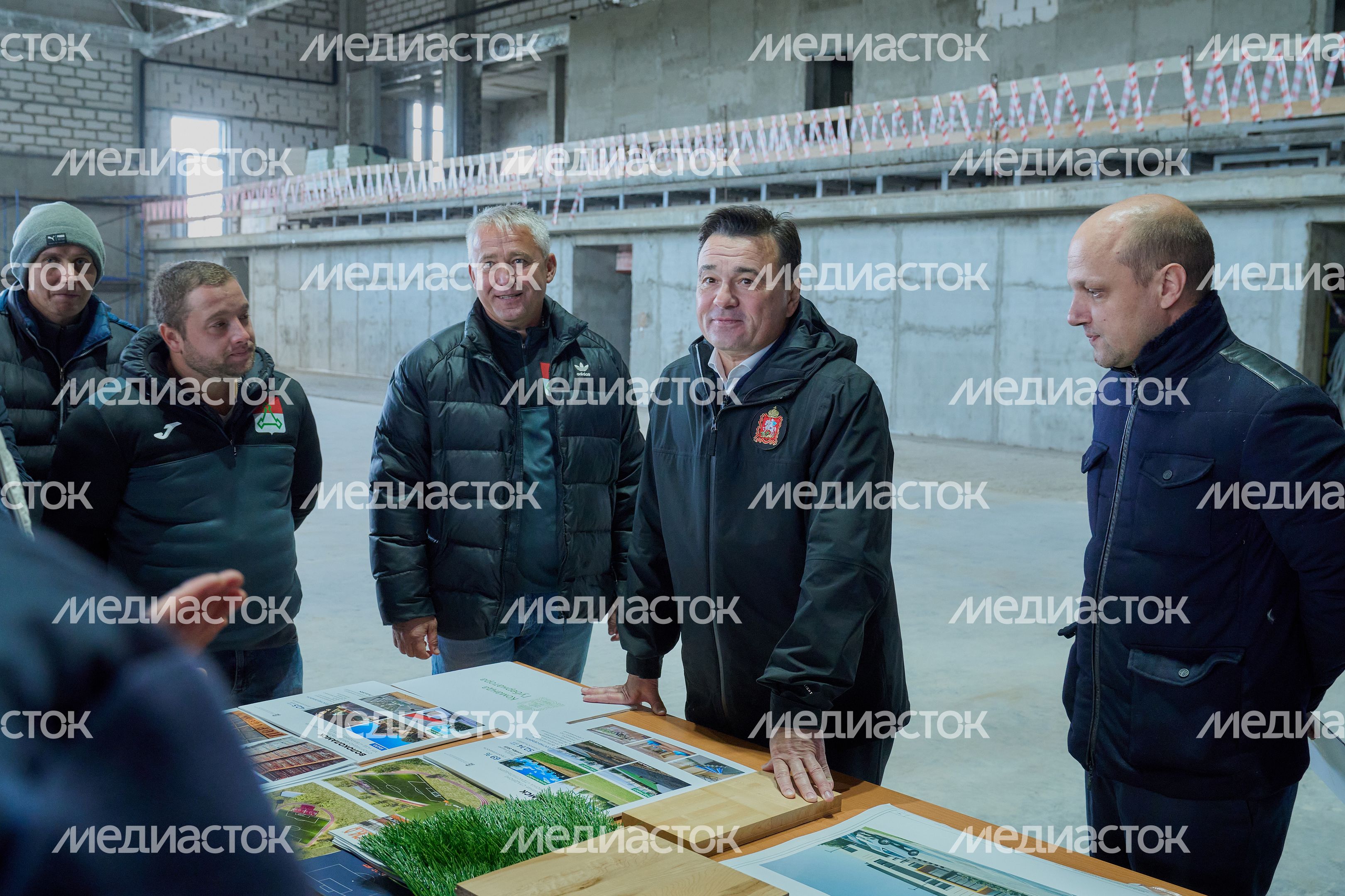 Проверка хода строительства ФОКа с крытым катком в Волоколамске Губернатором Подмосковья