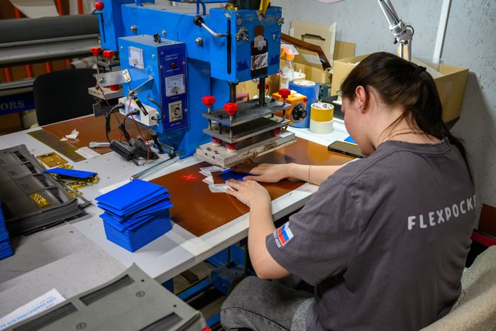 Производство продукции из экокожи на заводе ГК «ПЛАСТИК ОН ЛАЙН» в Красноармейске