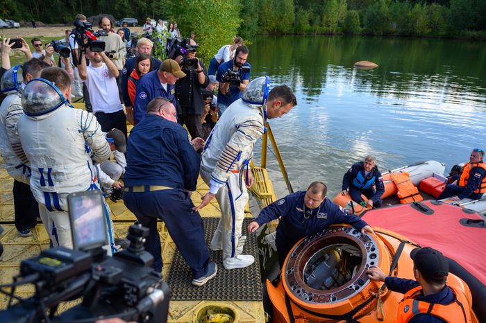 Тренировка космонавтов по действиям после посадки на водную поверхность в Ногинском спасательном центре МЧС России