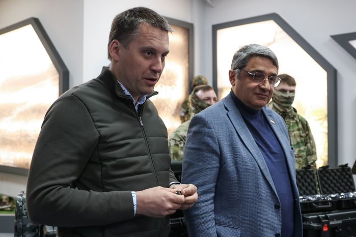 Команда губернатора Московской области передала бригаде спецназа ВДВ тепловизоры и дроны