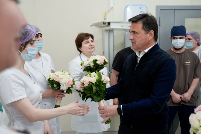 Андрей Воробьев осмотрел отделение реанимации Подольской ОКБ после капремонта и пообщался с медиками