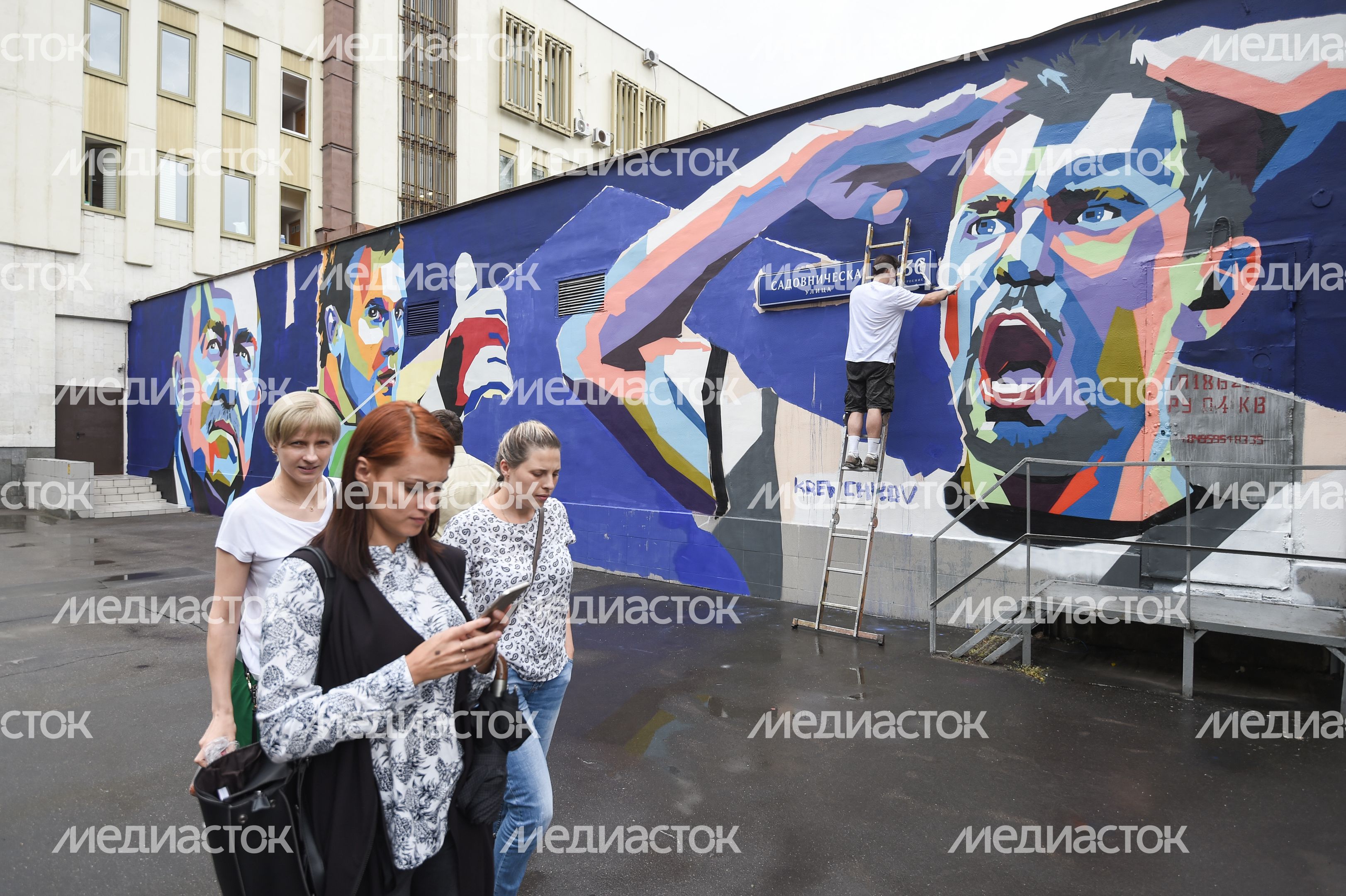 Граффити с изображением тренера, вратаря и нападающего сборной России в Москве