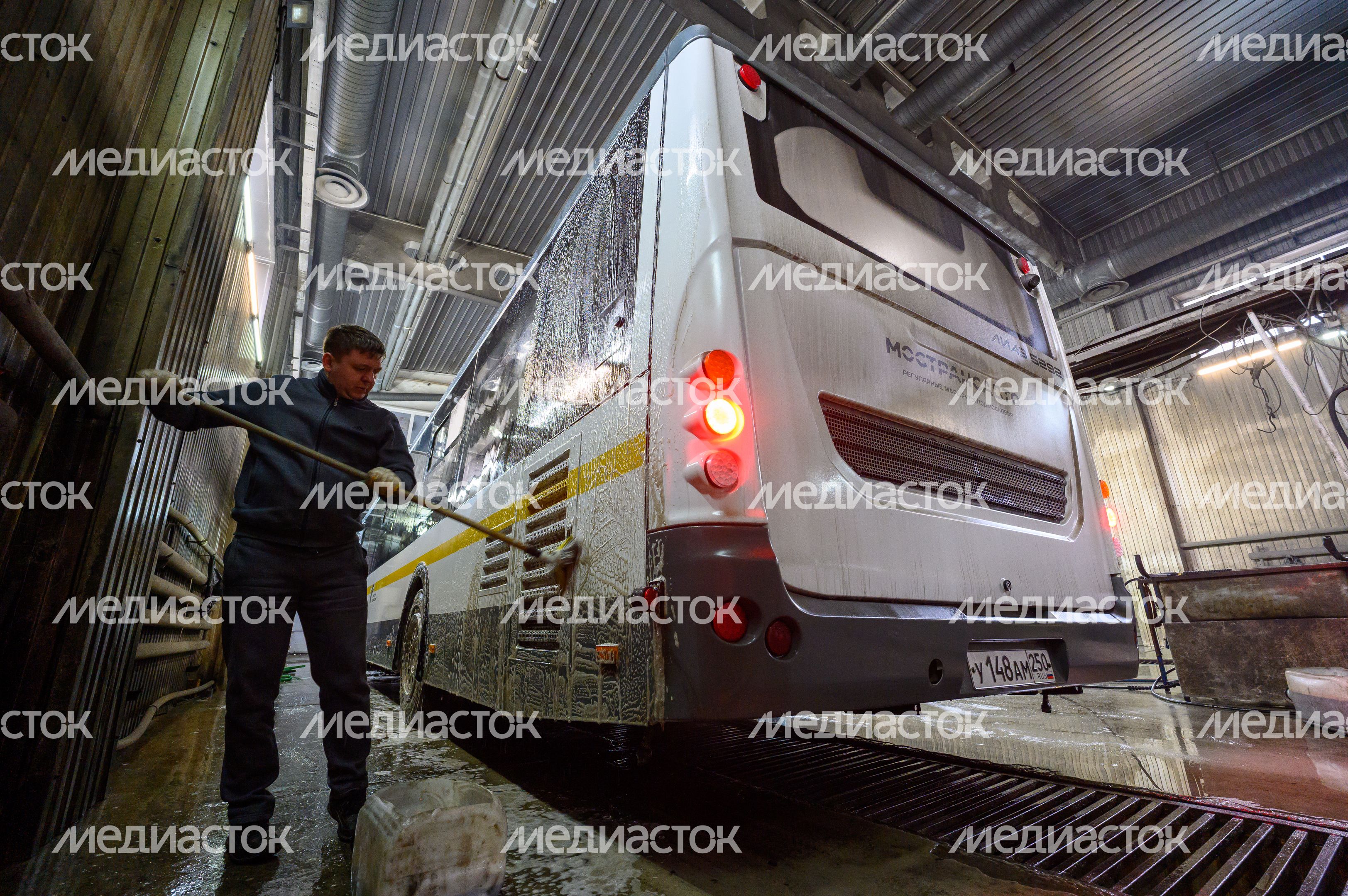 Мойка кузова автобуса перед отправлением в рейс Мойка кузова автобуса перед отправлением в рейс