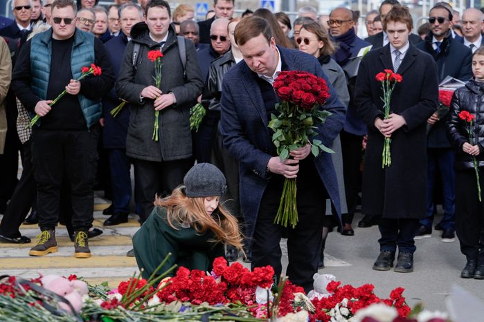Главы и сотрудники дипмиссий возложили цветы к мемориалу у «Крокус Сити Холла»