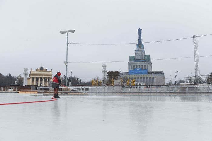 Заливка катка на ВДНХ