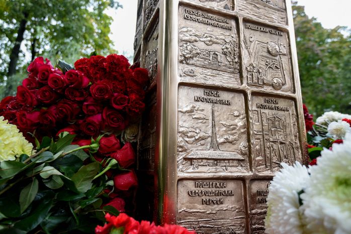 Памятник Михаилу Лужкову на Новодевичьем кладбище в Москве