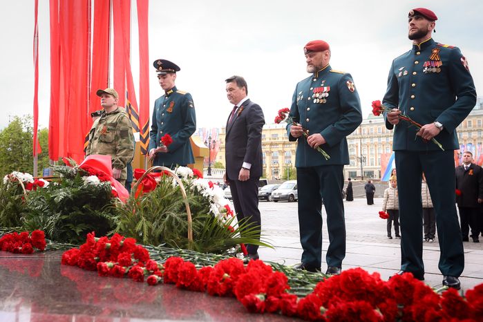 Возложение губернатором венка к Могиле Неизвестного Солдата