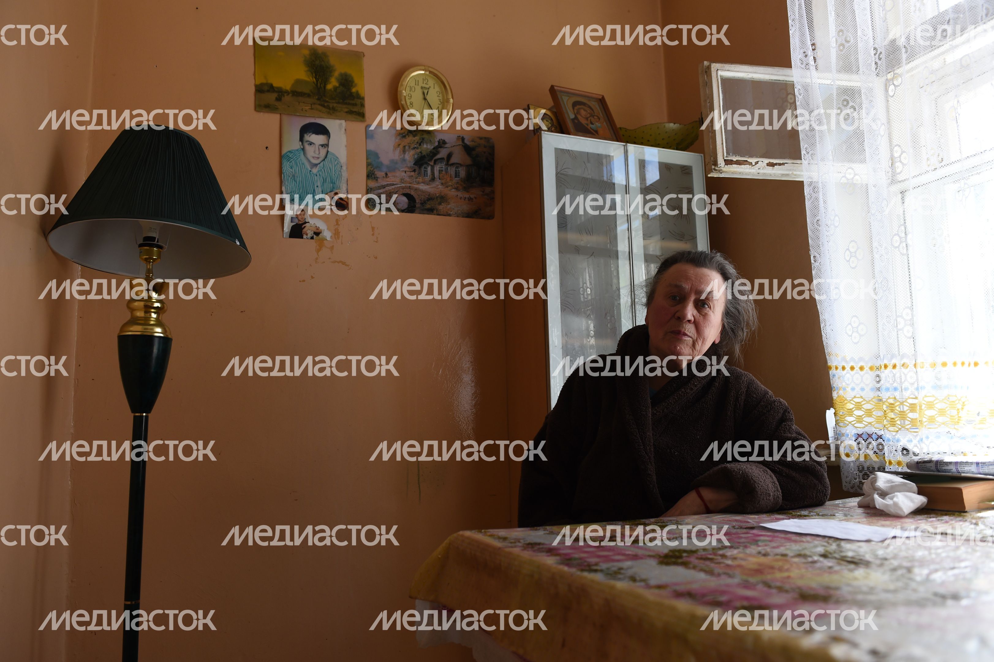 «Плесень, мыши и дырки к соседям» — как живут люди в аварийных пятиэтажках