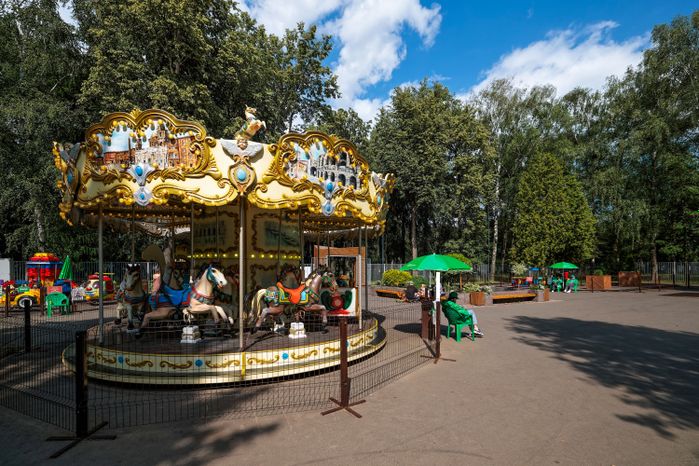 Губернаторская карусель в парке Мира в Коломне летом