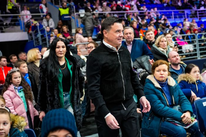 Андрей Воробьев пообщался с юными зрителями ледового шоу в Мытищах