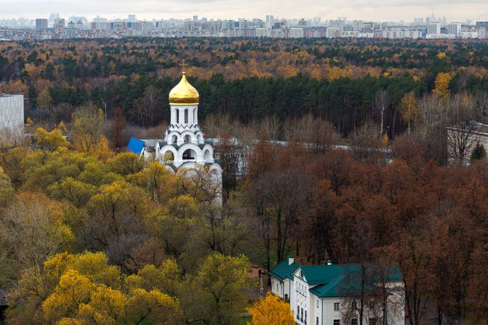 Вид сверху на Белую Дачу в городе Котельники осенью