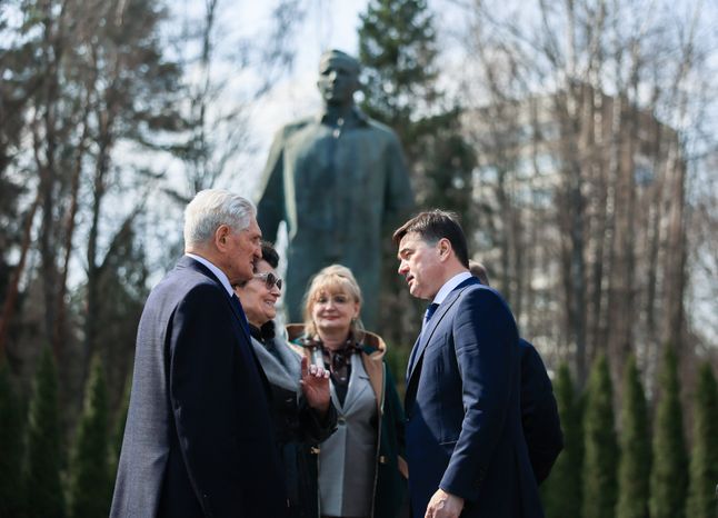 Посещение губернатором космонавта первого отряда