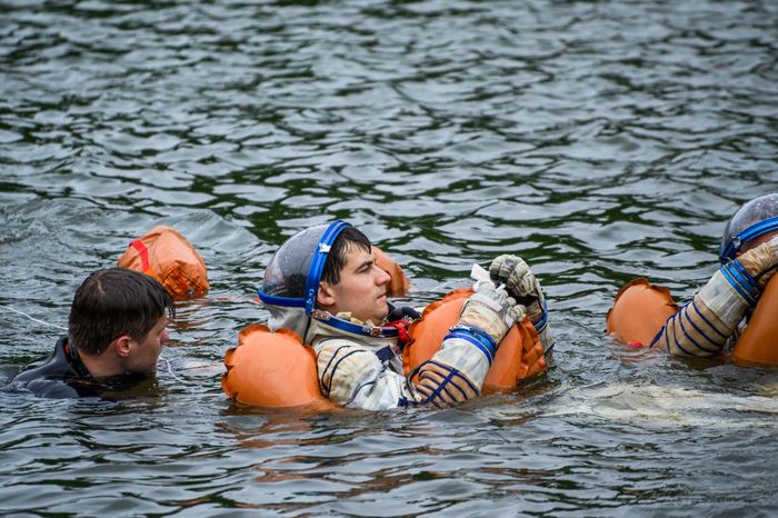 Тренировка космонавтов по действиям после посадки на воду в Ногинске
